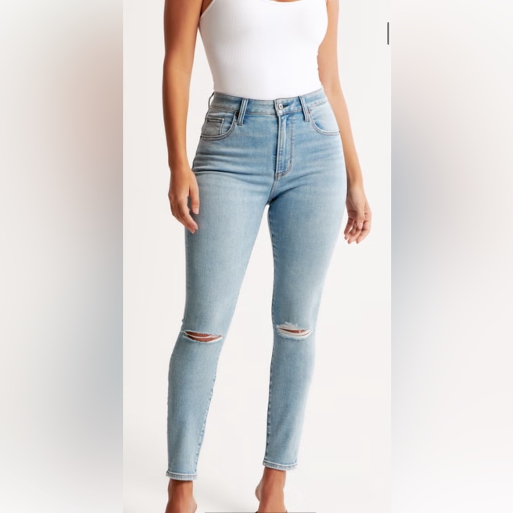NWT SUPER SKINNY ANKLE JEAN LIGHT WASH RIPPED